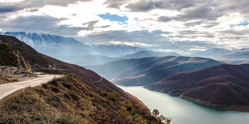 波动市场下的防御型投资：财富管理与资产配置中必需消费品与公用事业板块的金融逻辑